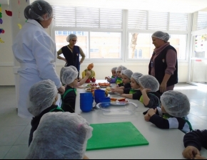 Creche faz salada de frutas