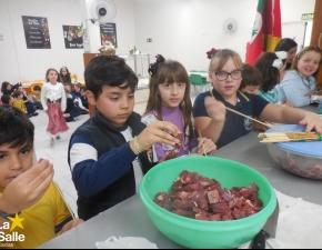 4º Ano celebra a culinária gaúcha com Churrasquinho