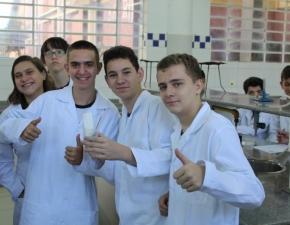 Prática no Laboratório de Química