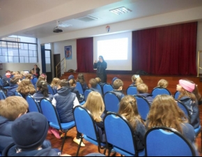 Nutricionista Carolina Ugarte palestra aos alunos