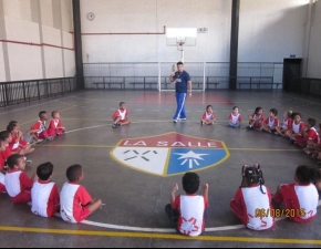 Educação Física na quadra do CECLAS