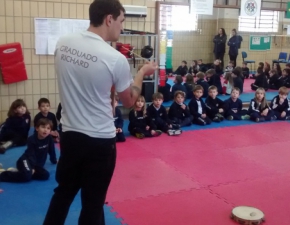 Alunos aprendem sobre a capoeira