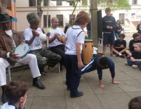 Estudantes jogam capoeira