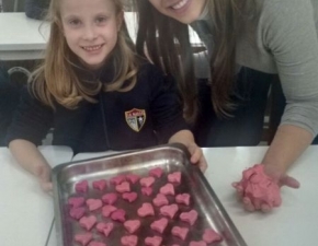 Creche e 1º ano fazem Pink Butter Cookies