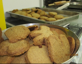 Alunos fazem biscoito escocês para o Dia das Mães