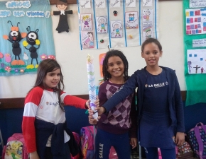 Alunos do 3º ano na confecção das tochas olímpicas