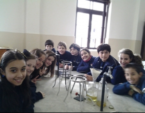 Alunos do 5º ano fazem experiências no laboratório