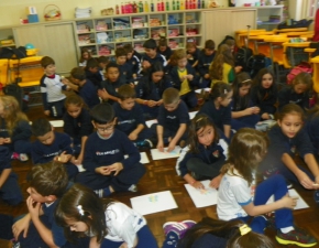 Alunos fazem biscuit em homenagem ao Dia das Mães