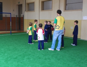 Alunos do 2º ano participam de brincandeiras antigas