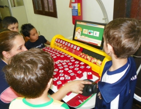 1º ano participa de atividade com a Mesa Interativa