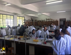 Alunos realizam experimento em Laboratório