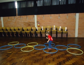 Aulas de educação física estimulam o desenvolvimento motor da criança