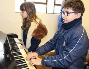 Turma 122 estudando o piano - álbum 2