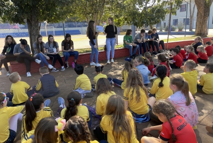 Depois de prontas, obras são apresentadas ao público infantil.