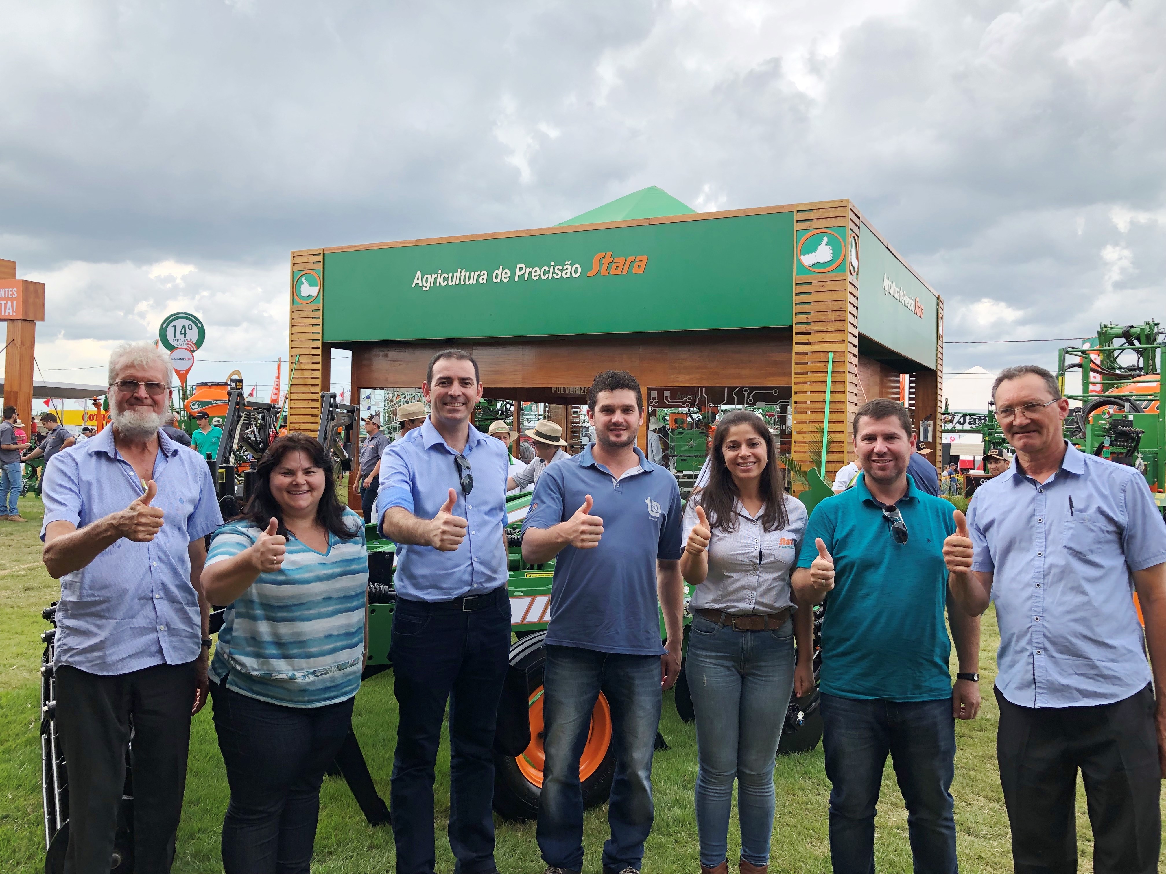 Representantes da Rede La Salle, junto da Diretora de Marketing da Stara, Cintia Dal Vesco